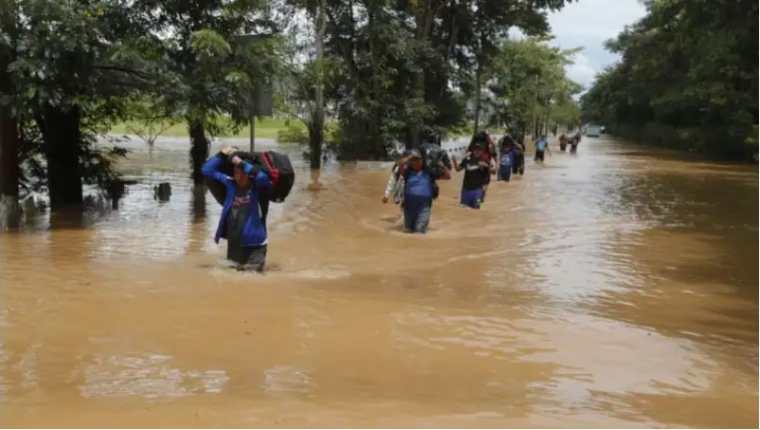 Pobladores de comunidades de Morales, Izabal, deben evacuar sus viviendas ante los efectos de la depresión tropical Julia. (Foto Prensa Libre: Hemeroteca PL) 