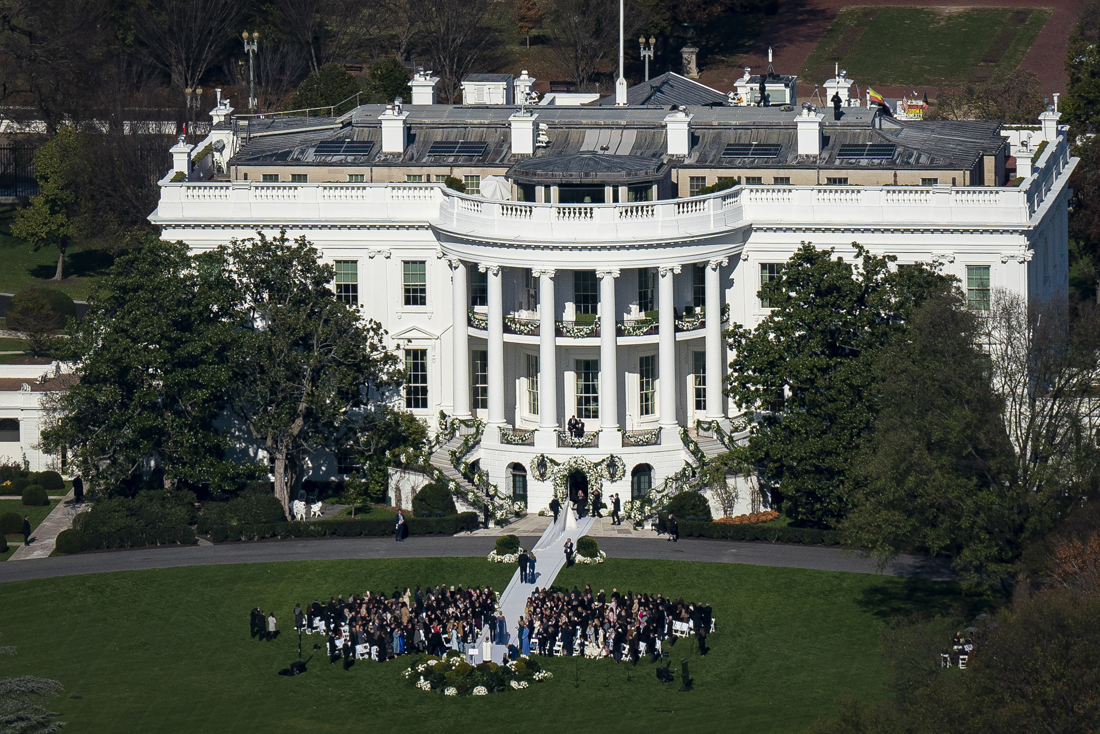 Invitados reunidos en el jardín sur de la Casa Blanca para la boda de la nieta del presidente Joe Biden, Naomi Biden, y Peter Neal, en Washington, el sábado, 19 de noviembre de 2022. (Al Drago/The New York Times).