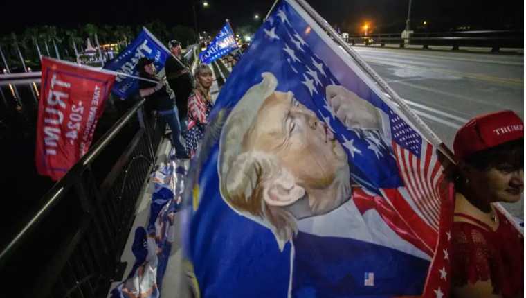 Seguidores esperan mensaje de Trump. (Foto Prensa Libre: EFE)