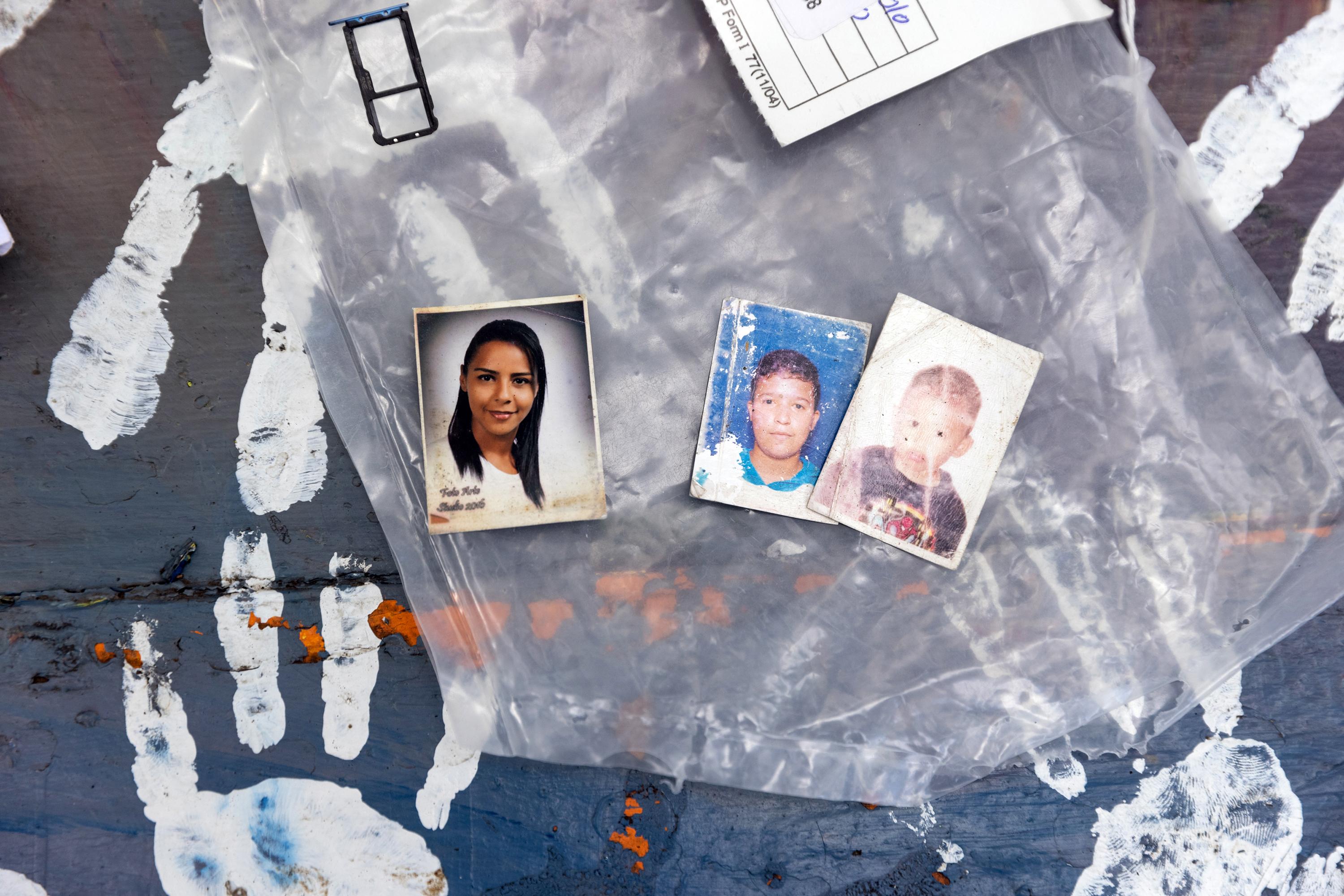 Fotos de sus hijos y su esposa, que fueron algunos de los artículos devueltos al migrante venezolano Miguel Peñaranda después de ser liberado por la Patrulla Fronteriza de Estados Unidos, en Austin, Texas, el 29 de octubre de 2022. (Foto Prensa Libre: Ilana Panich-Linsman/The New York Times)