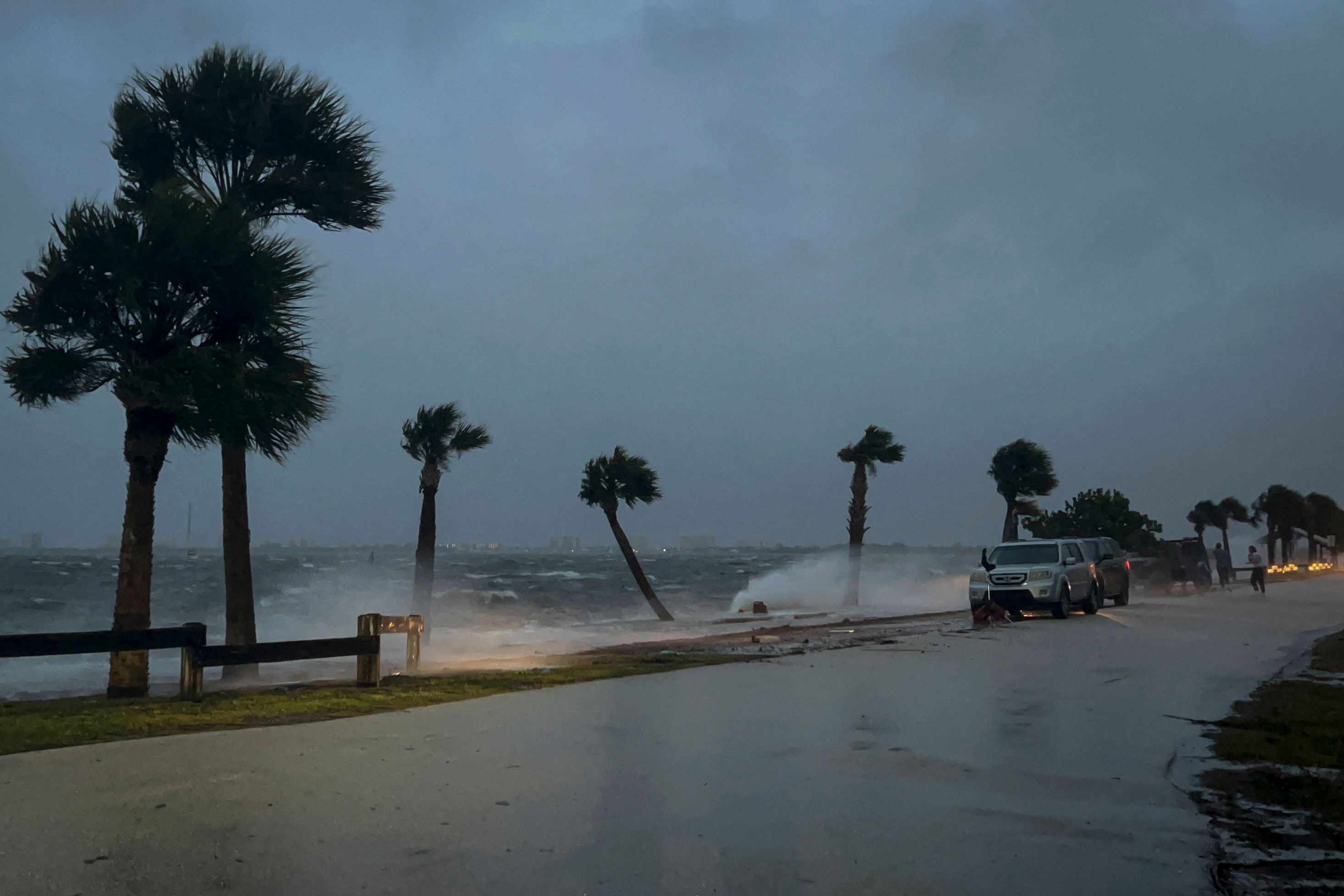 El huracán Nicole golpea el norte de Bahamas de camino a la costa de Florida. (Foto Prensa Libre: AFP)


