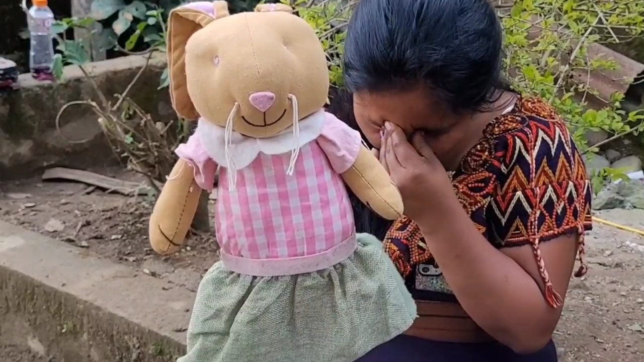 Isabela Tzep, madre de una niña de 3 años, exige justicia para aclarar la muerte de Sara Roselvia, por una supuesta sobredosis de anestesia. (Foto Marvin Túnchez).