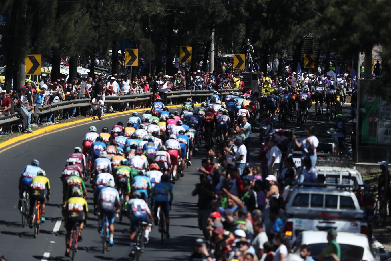 El paso de la Vuelta es observado por cientos de personas. Foto Prensa Libre (Esbin García)