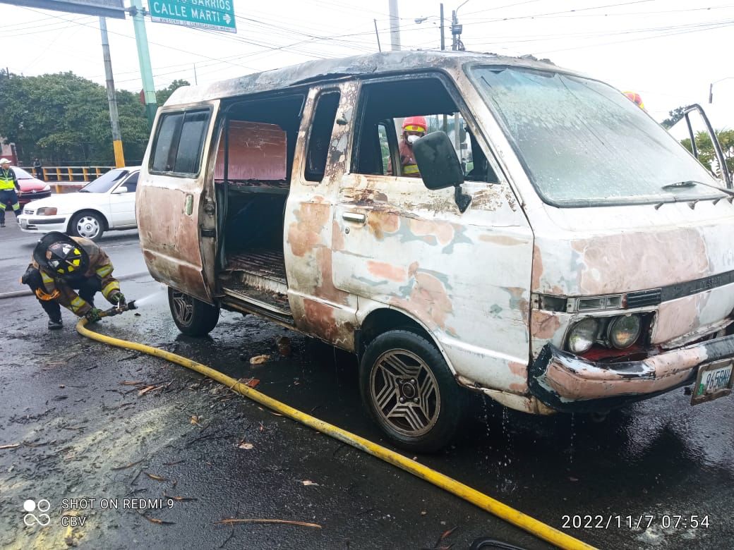 Microbús se incendia en Ruta al Atlántico