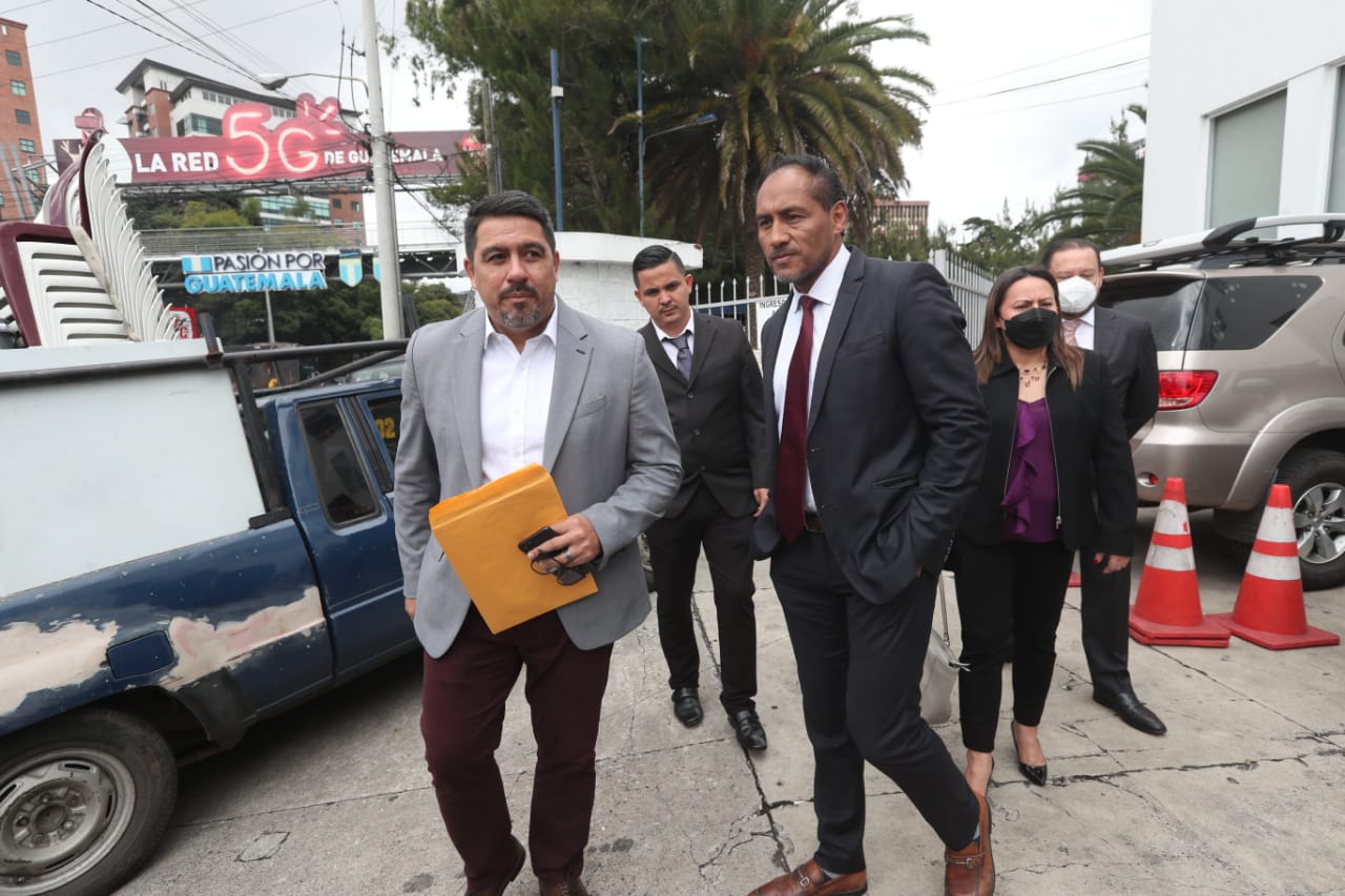 Los exfutbolistas Jorge Rodas y Selvin Ponciano forman parte de la planilla que busca tomar posesión en el COG. (Foto Prensa Libre: Érick Ávila)