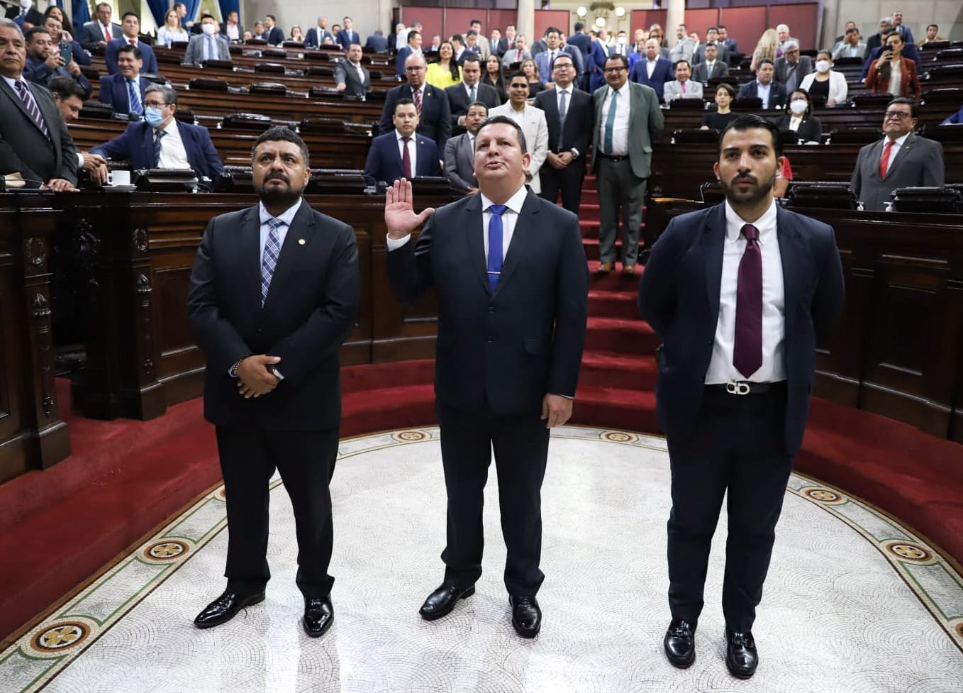 Frank Helmuth Bode Fuentes estuvo acompañado de los diputados Mynor Mejía y Napoleón Rojas al momento de prestar juramento a la Constitución. Fotografía: Congreso.