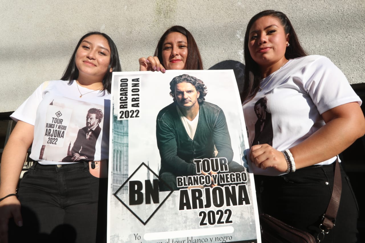 Personas de distintas partes del país y otros países asisten a concierto de Ricardo Arjona