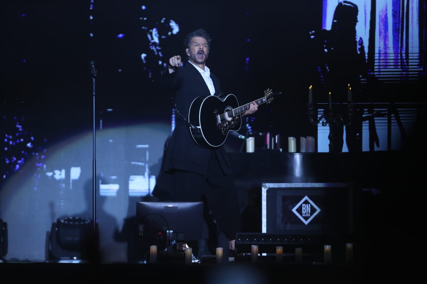 Invitados especiales, reflexiones emotivas y distintas nacionalidades: Las sorpresas en el primer concierto Blanco y Negro de Arjona