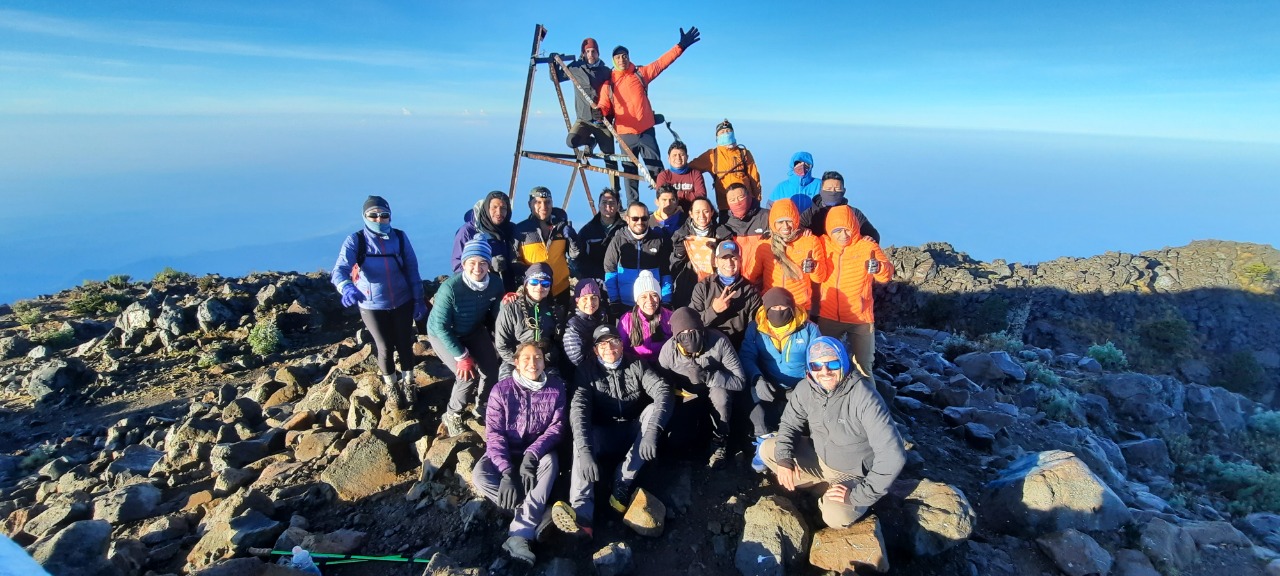El equipo necesario para hacer montañismo y otros consejos de expertos para disfrutar de la experiencia