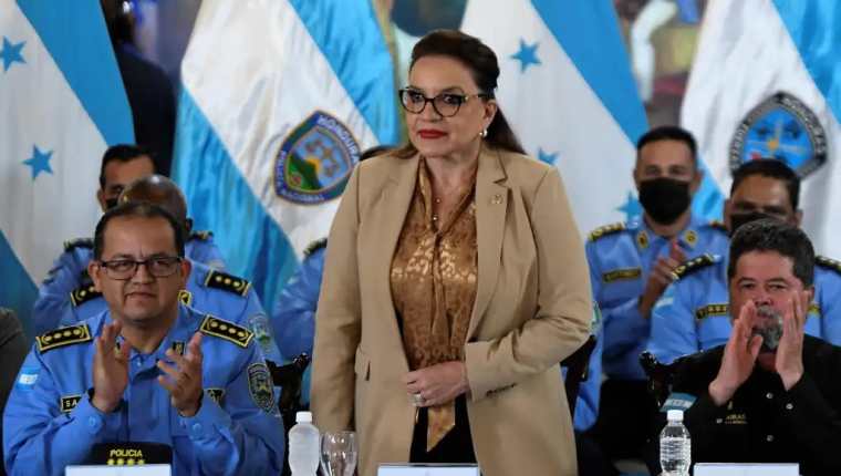 La presidenta de Honduras, Xiomara Castro, anunció el viaje de una comitiva a EE. UU. para concretar la llegada de una misión anticorrupción a ese país. (Foto Prensa Libre: AFP)