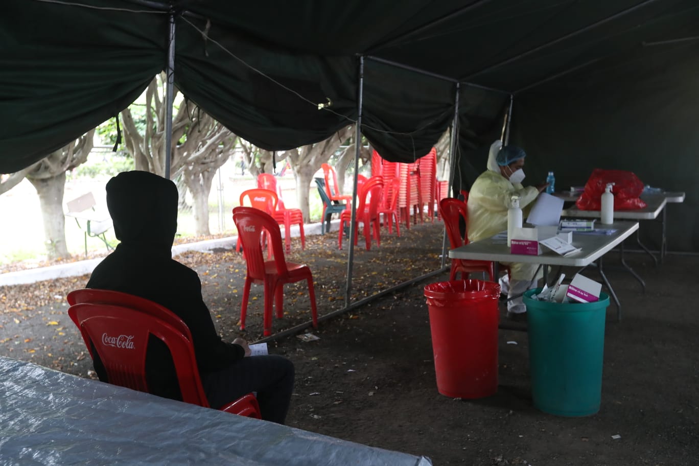 Guatemaltecos acuden a puestos de hisopado en busca de una prueba de coronavirus. (Foto Prensa Libre: Roberto López)