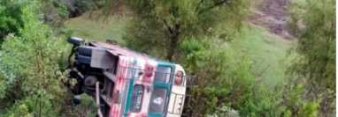 Autobús extraurbano cae a hondonada de unos seis metros. (Foto: Bomberos Municipales Departamentales)