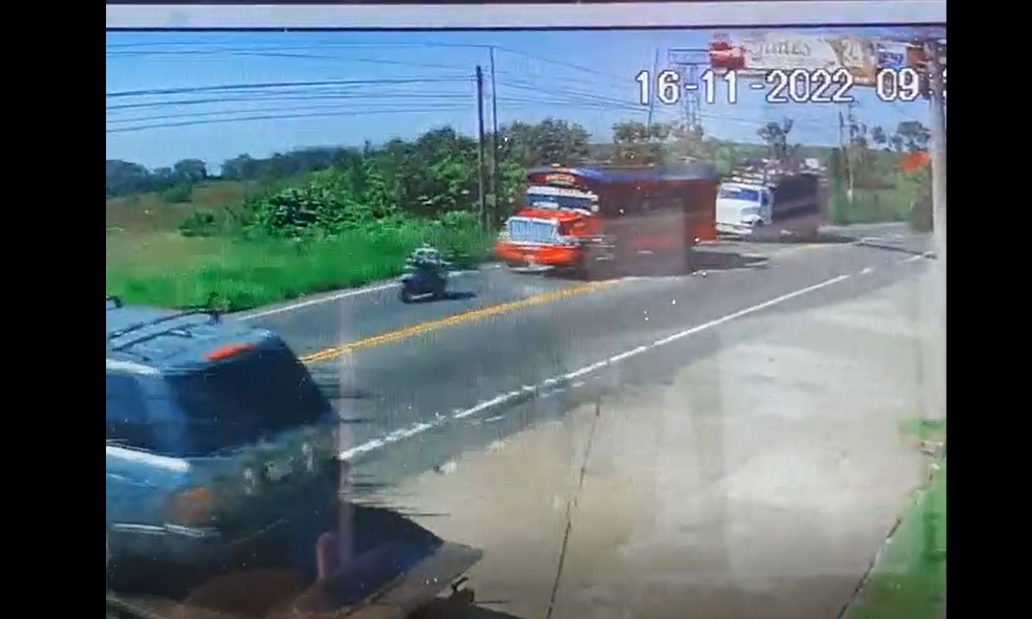 Video: motorista esperaba paso en carretera, pero termina siendo embestido por el choque entre un bus y un camión