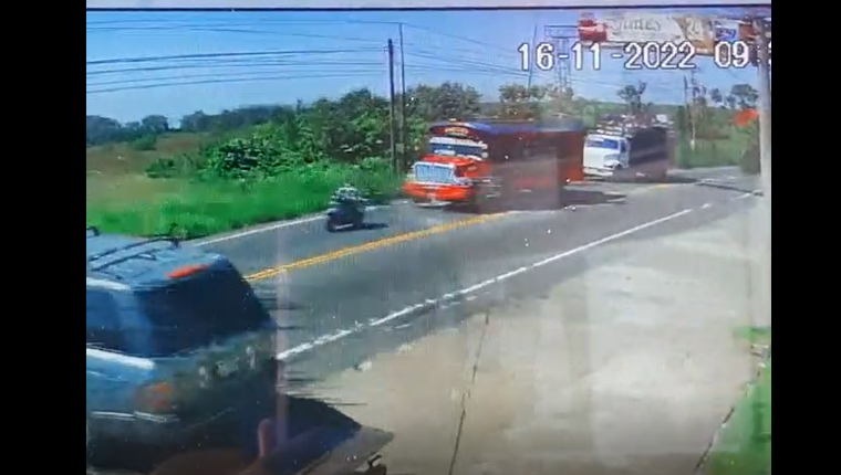 Colisiona un camión, un bus y una motocicleta en Suchitepéquez. (Foto Prensa Libre: captura de pantalla)