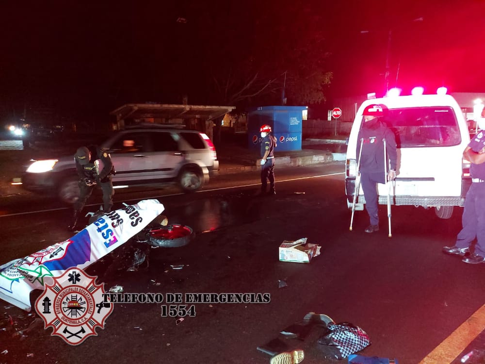 Un motorista murió y otro resultó gravemente herido en un accidente de tránsito en km 40 de la ruta Interamericana, Sumpango, Sacatepéquez. (Foto Prensa Libre: Bomberos Municipales Departamentales)