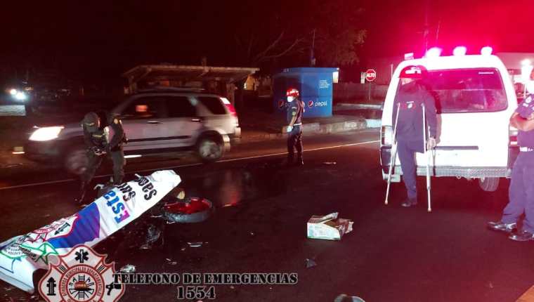 Un motorista murió y otro resultó gravemente herido en un accidente de tránsito en km 40 de la ruta Interamericana, Sumpango, Sacatepéquez. (Foto Prensa Libre: Bomberos Municipales Departamentales)