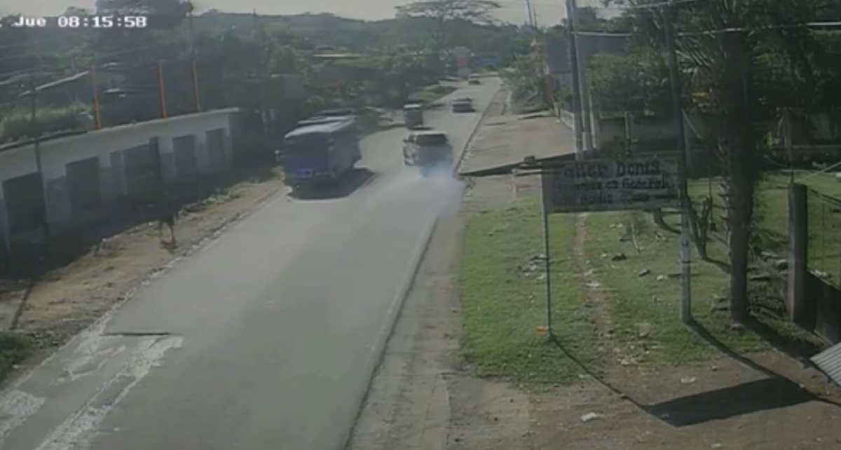 Video: conductor pierde control de su vehículo, gira bruscamente y termina embistiendo un mototaxi