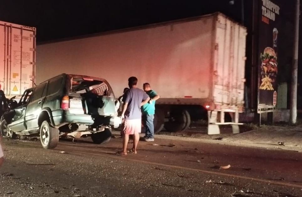 Accidente en km 122 de la ruta al Atlántico, Teculután, Zacapa, en el que murió un hombre. Foto Prensa Libre: Bomberos Voluntarios)