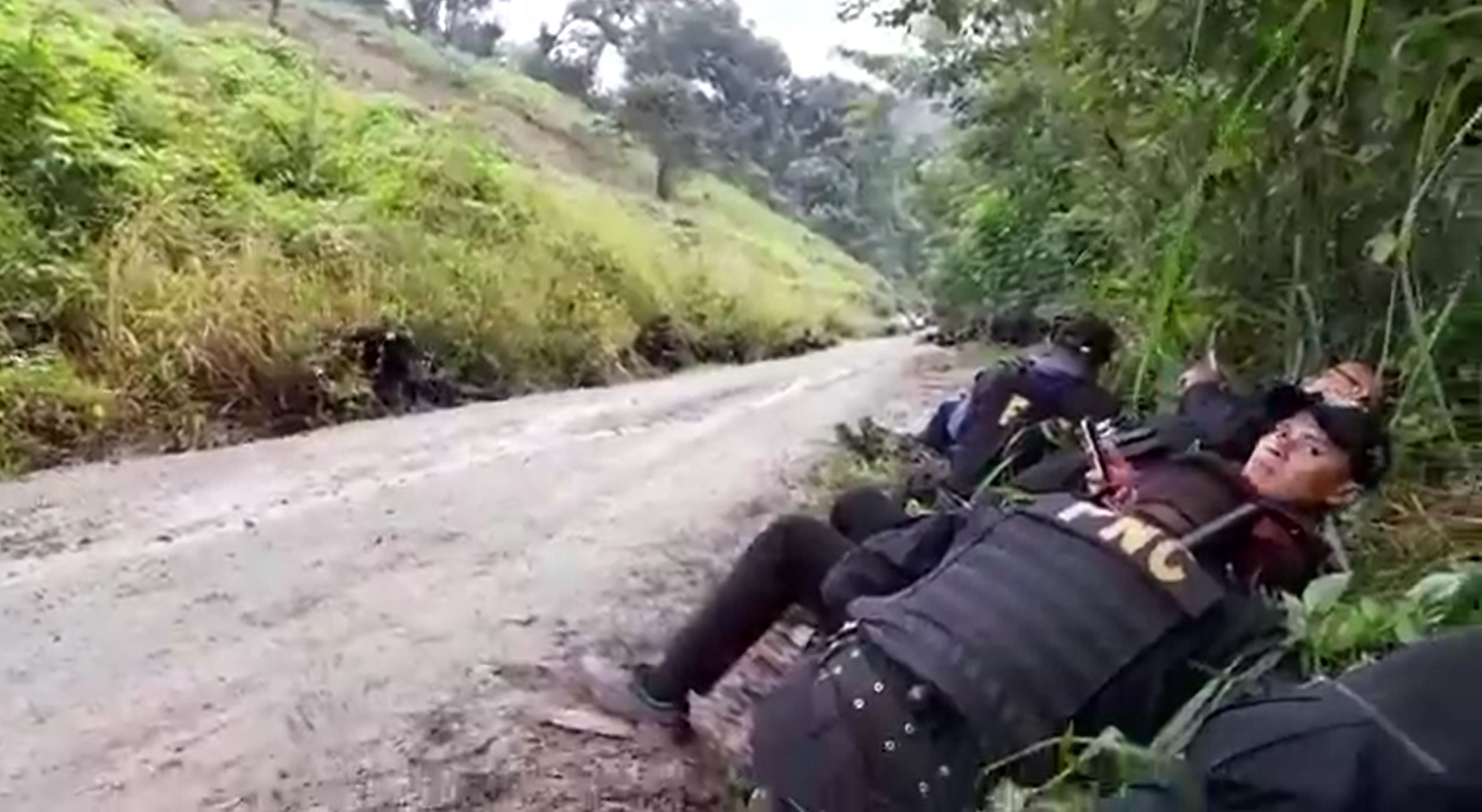 Dos policías resultaron heridos durante un enfrentamiento por un desalojo en una finca en Purulhá, Baja Verapaz. (Foto Prensa Libre: captura de video PNC)