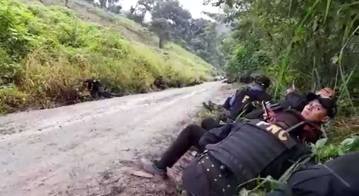 Video: agentes de la PNC son recibidos a balazos en un operativo en Baja Verapaz y dos resultan heridos