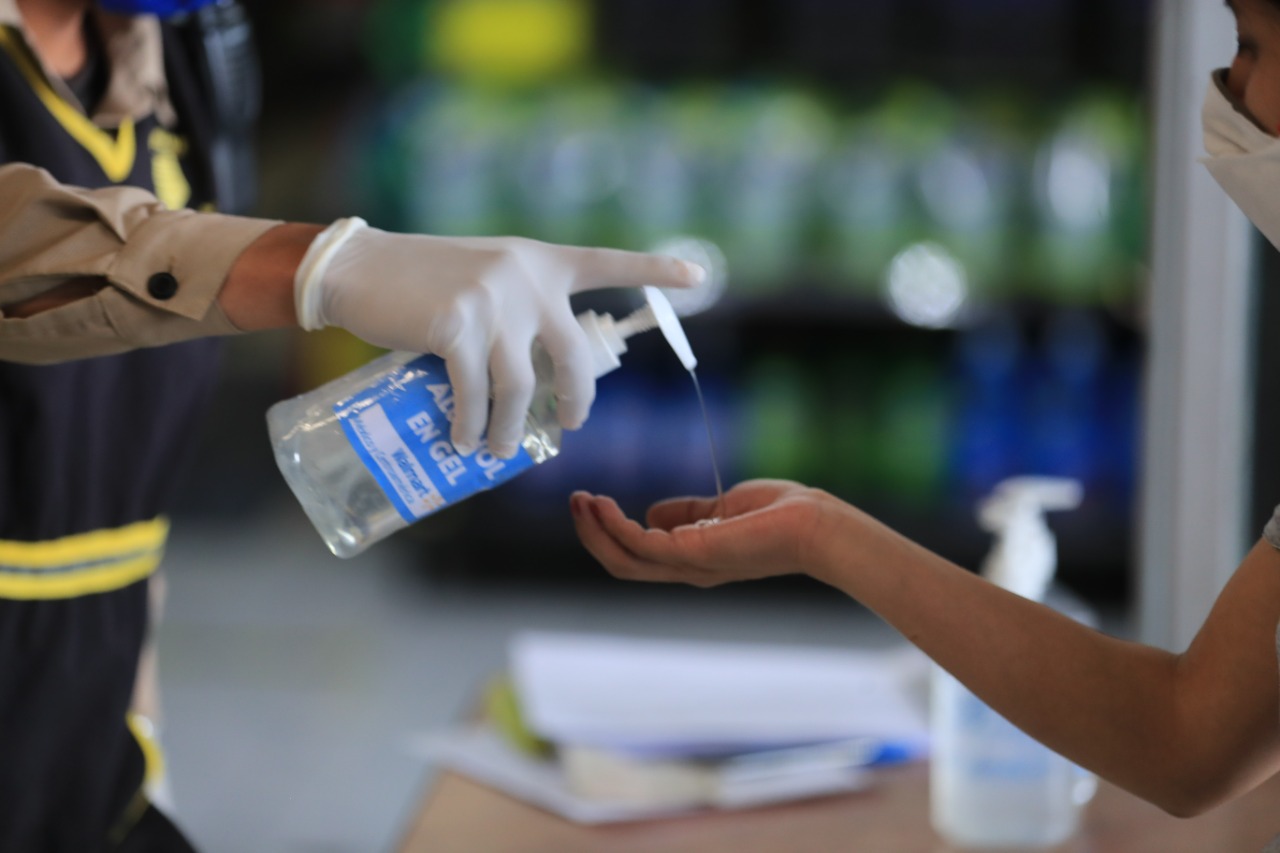 Los socorristas recomienda no usar alcohol en gel o líquido si se manipula pirotecnia. (Foto Prensa Libre: Juan Diego González)