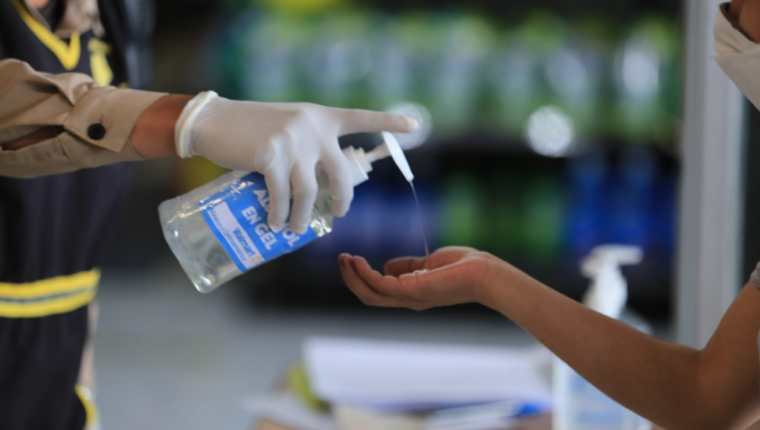 Los socorristas recomienda no usar alcohol en gel o líquido si se manipula pirotecnia. (Foto Prensa Libre: Juan Diego González)
