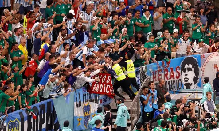 Aficionados, durante el encuentro entre México y Argentina. (Foto Prensa Libre: EFE)