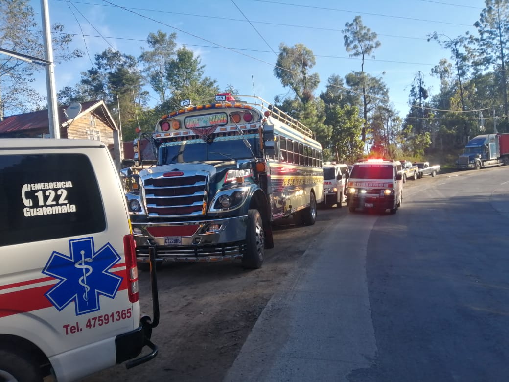 Un ataque armado en un bus extraurbano cobró la vida de un hombre este 25 de noviembre de 2022. (Foto Prensa Libre: Bomberos Voluntarios)