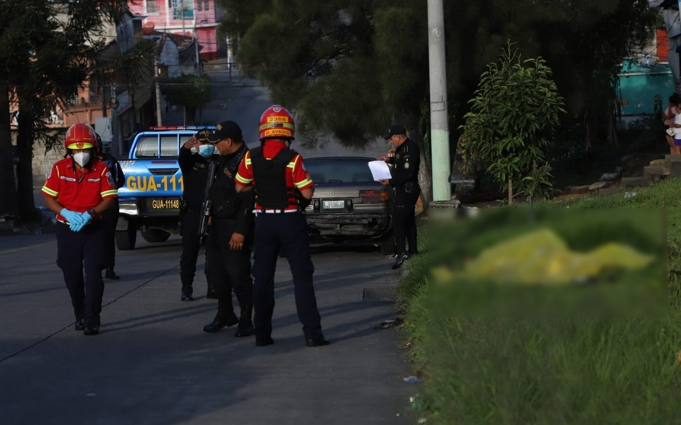 Socorristas confirmaron que se localizó el cuerpo sin vida de una mujer en una colonia en la zona 3 capitalina. (Foto Prensa Libre: Bomberos Municipales)
