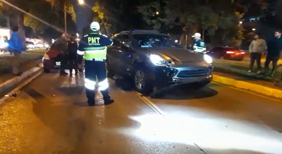 Al menos tres vehículos se vieron involucrados en una colisión tras el hecho armado, informó la PMT. (Foto Prensa Libre: captura de video)