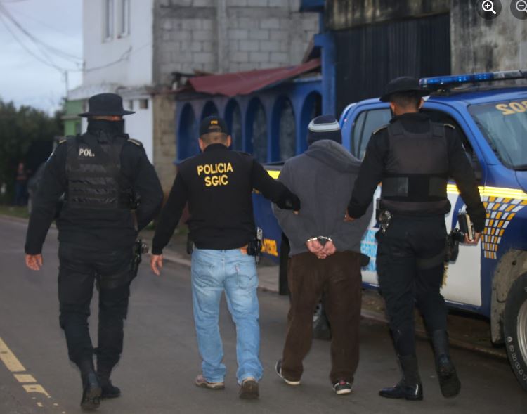 Uno de los supuestos pandilleros capturados en el operativo contrala mara Salvatrucha. (Foto Prensa Libre: PNC)