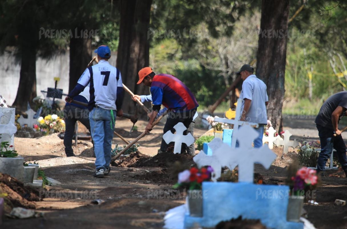 En el área de sepultados por Covid-19 se están realizando trabajos de mantenimiento. (Foto Prensa Libre: Carlos Hernández Ovalle)