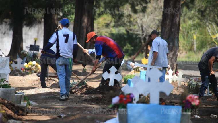 En el área de sepultados por Covid-19 se están realizando trabajos de mantenimiento. (Foto Prensa Libre: Carlos Hernández Ovalle)