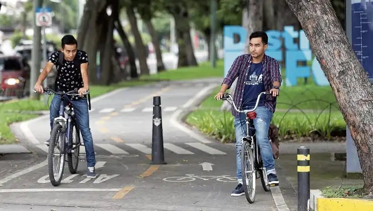 “Se retiran de la ciclovía o serán multados”: PMT advierte de sanciones a motoristas que invaden ciclovías en la Ciudad de Guatemala