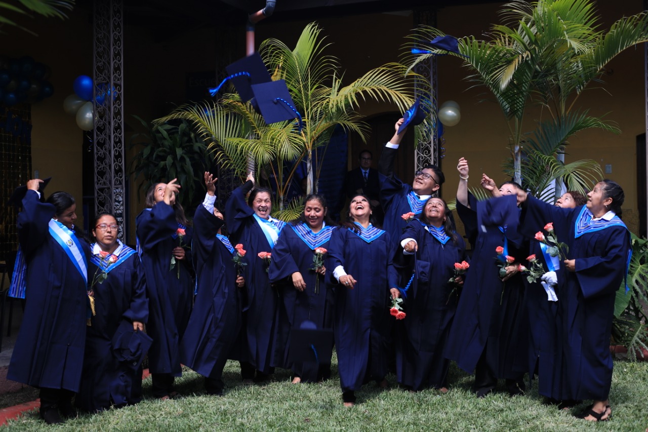 Tránsito del Carmen Funes y Patricia Barreda Funes, madre e hija, celebran su graduación y agradecen a Prensa Libre por el apoyo durante el proyecto educativo. (Foto Prensa Libre: Carlos Hernández Ovalle)