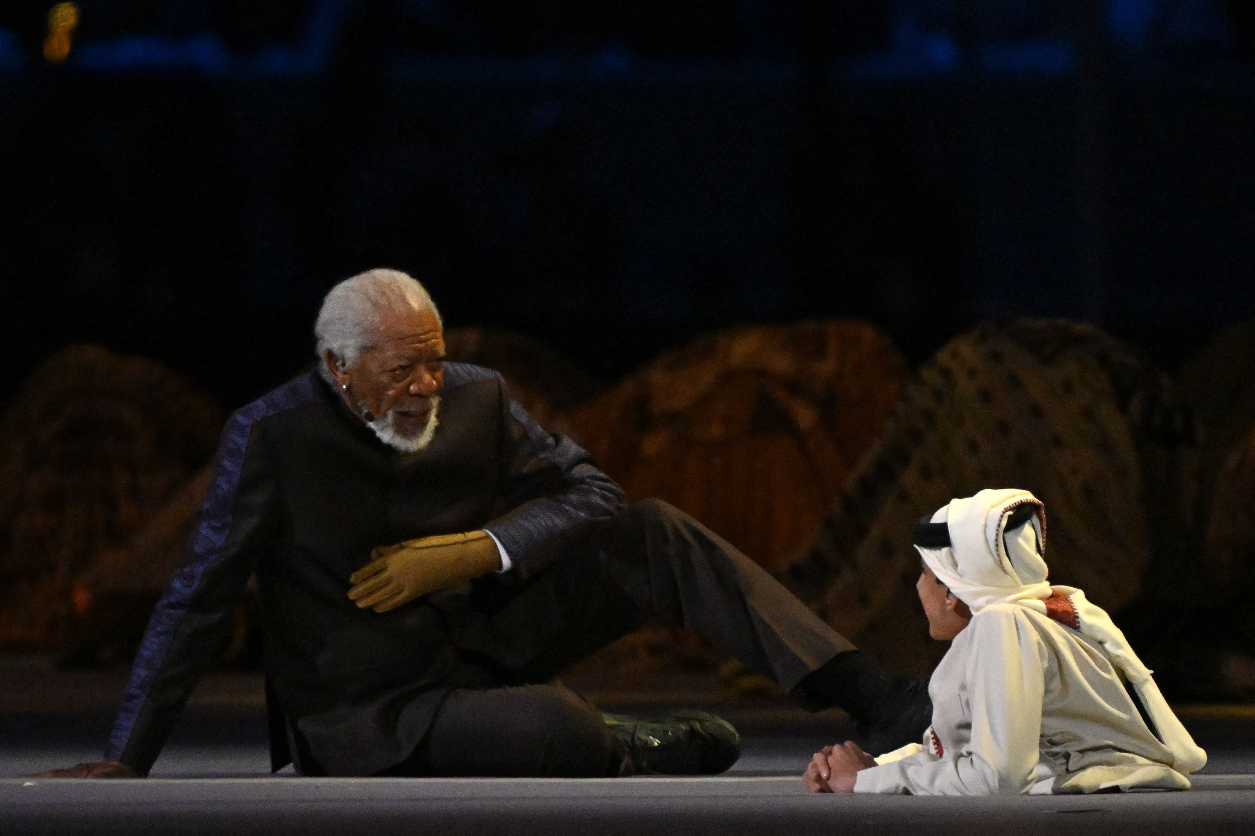  Morgan Freeman y el  YouTuber Ghanim al-Muftah durante la inauguración del mundial.  (Foto Prensa Libre: AFP)