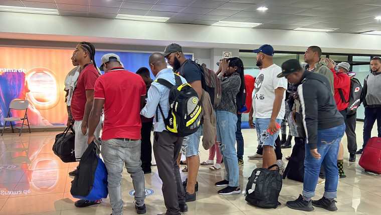 Dominicanos son inadmitidos en Guatemala. (Foto Prensa Libre: Migración Guatemala / Twitter)