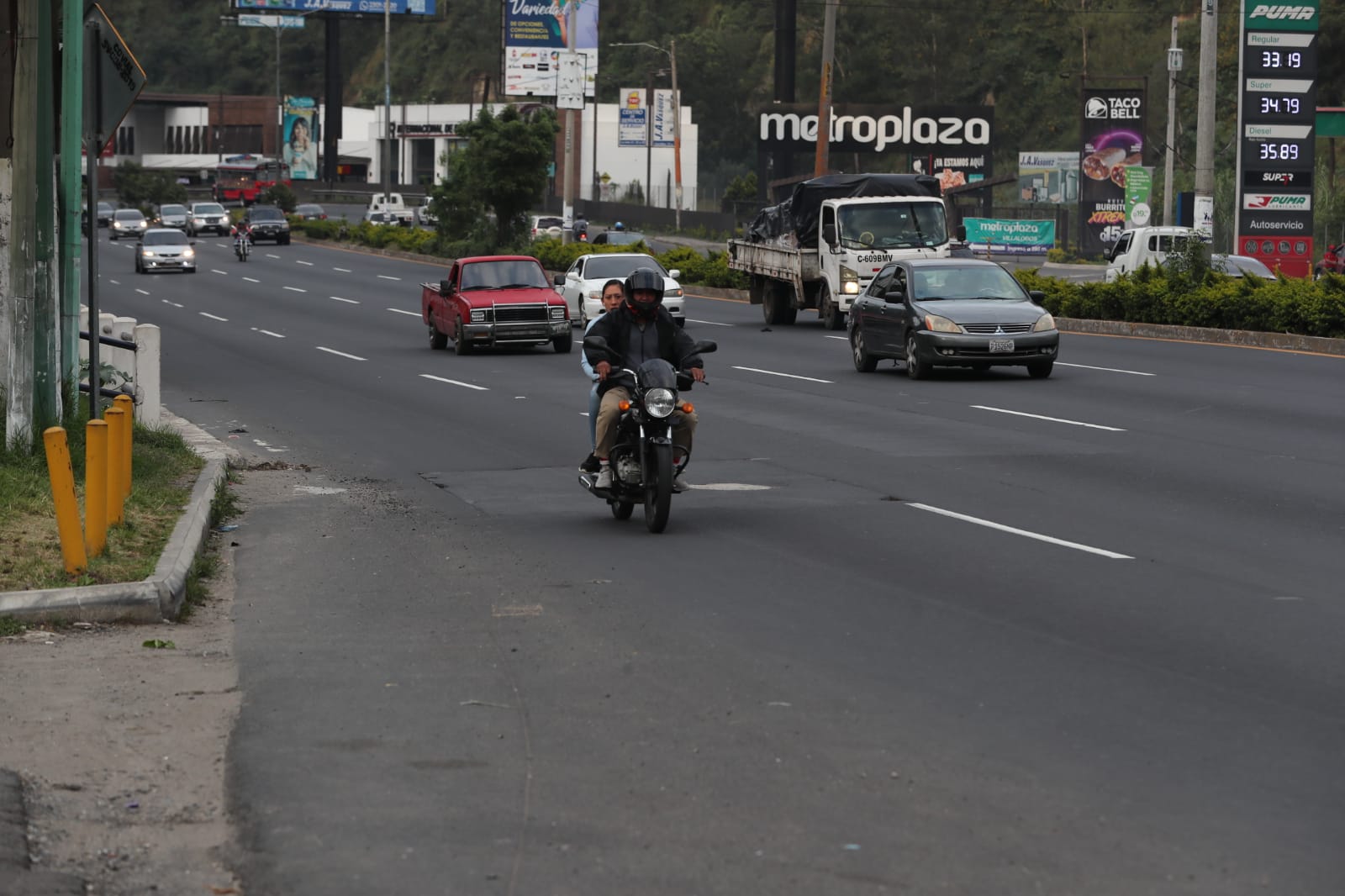 Una parte del asfalto se levantó mientras llovía en el kilómetro 14 de la ruta al Pacífico, a un costado del río El Arenal. (Foto Prensa Libre: Elmer Vargas)