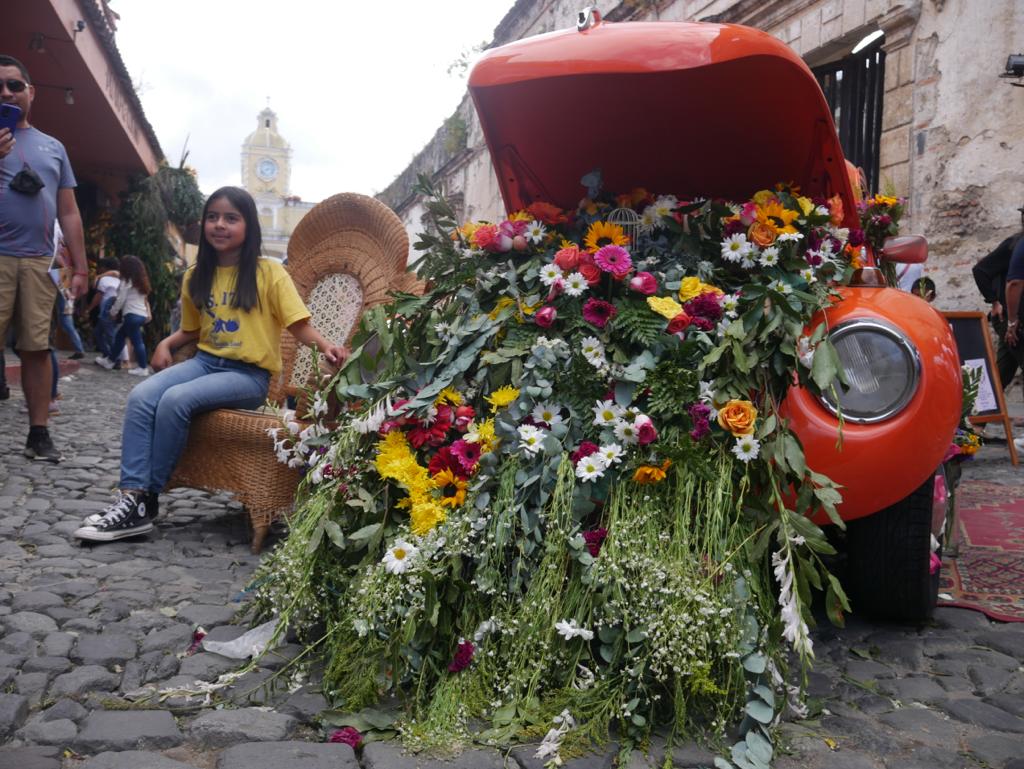 La flores han sido la principal fuente de color este sábado en la ciudad de Antigua Guatemala. (Foto Prensa Libre: Emmy Sánchez)