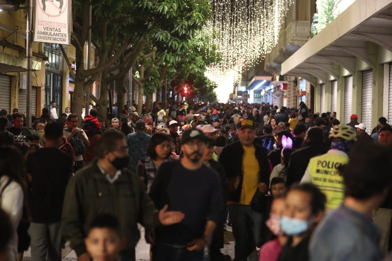 La Sexta Avenida es el punto de comercio que más se visita para esta época de fin de año. (Prensa Libre: Erick Ávila)