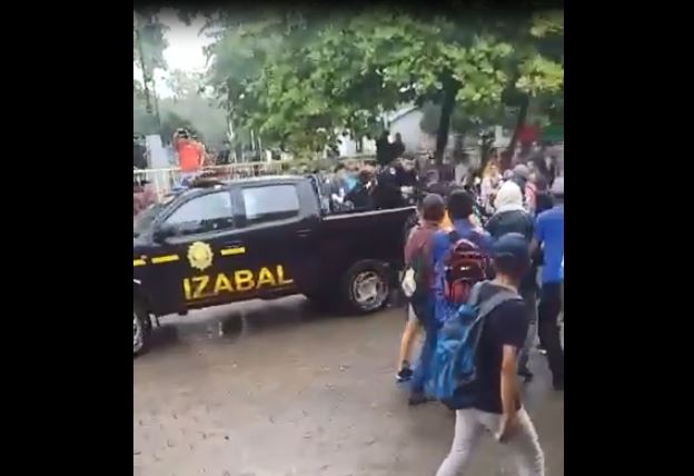 Enfrentamiento entre agentes de la PNC y vecinos en El Estor, Izabal, por capturas contra personas señaladas por invasión de un terreno. (Foto Prensa Libre: Cortesía)