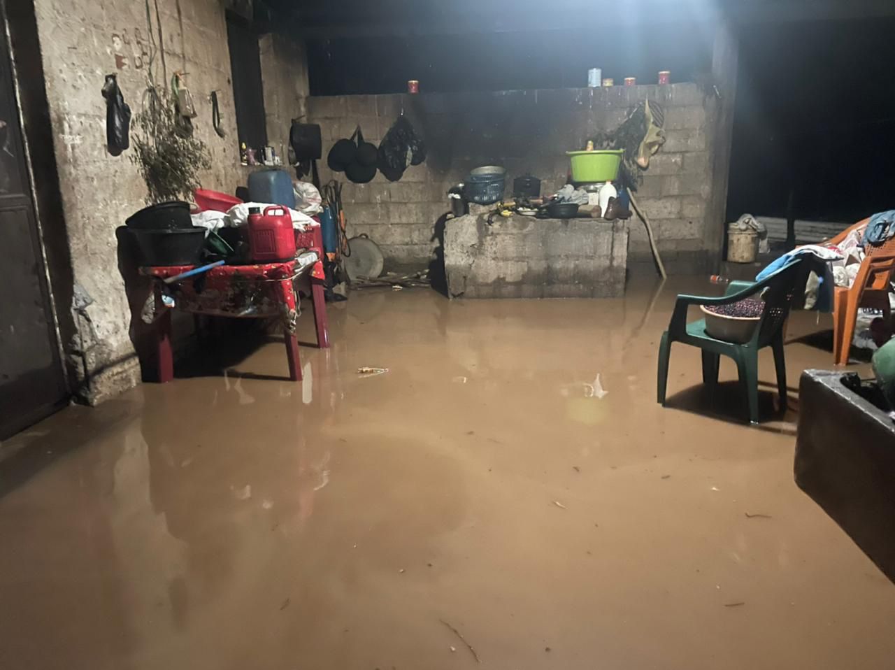 El río Talpetate se desbordó por la lluvia y causó inundación súbita en viviendas de la aldea Talpetate, Taxisco, Santa Rosa. (Foto Prensa Libre: Conred)