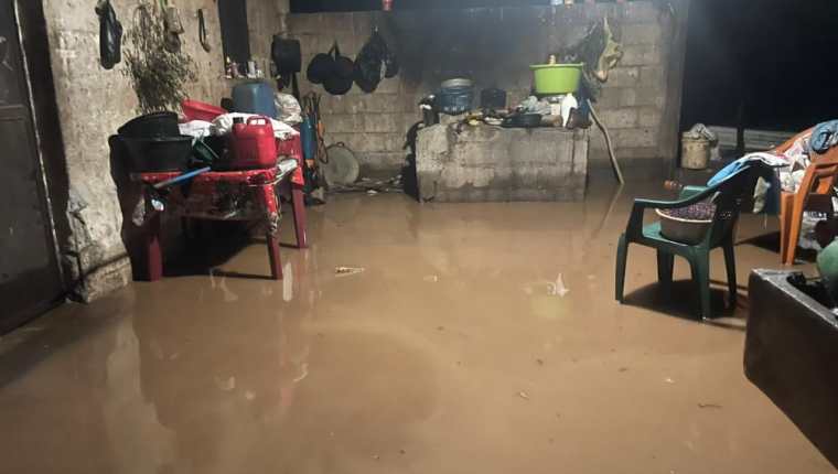 El río Talpetate se desbordó por la lluvia y causó inundación súbita en viviendas de la aldea Talpetate, Taxisco, Santa Rosa. (Foto Prensa Libre: Conred)