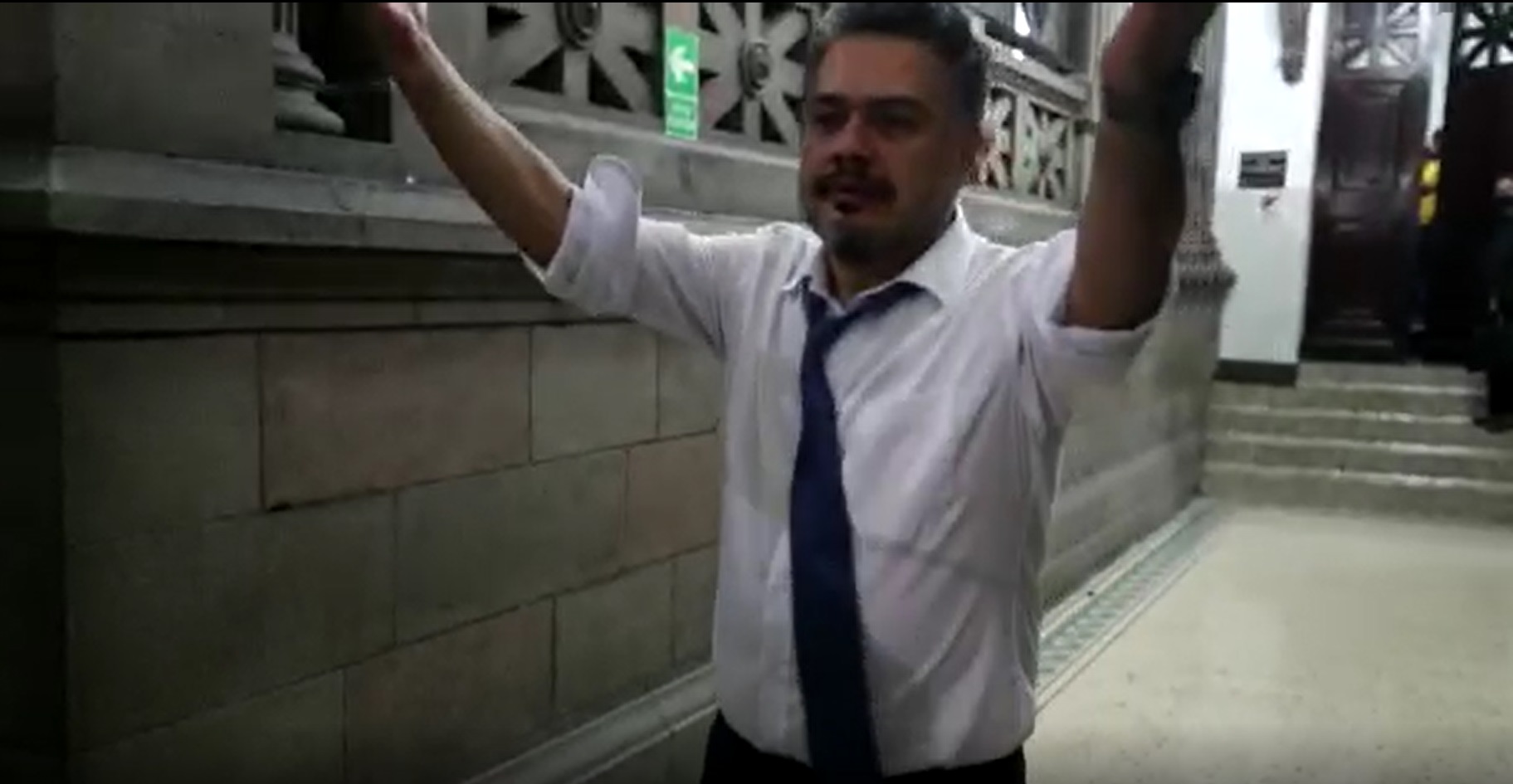 El diputado Javier Hernández ingresó aparentemente ebrio a la plenaria del pasado miércoles 9 de noviembre. (Foto Prensa Libre: Roberto López)