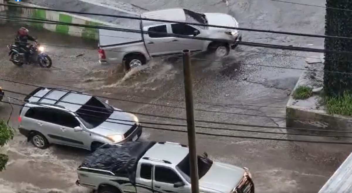 Video: Lluvia colapsa drenajes, provoca correntadas en calles de Mixco y complica el tránsito
