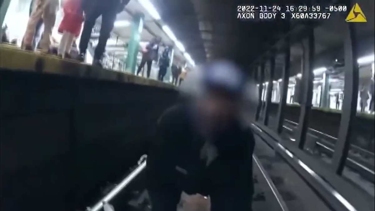 VIDEO | Momento en que policías y pasajeros salvan a un hombre de las vías del tren segundos antes de que este pase