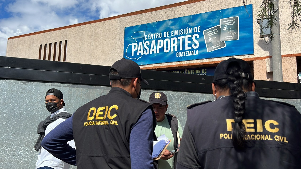 Migración indicó que este martes 8 de noviembre se coordinó un operativo ante el riesgo de estafas y engaños a la población guatemalteca. (Foto Prensa Libre: Instituto Guatemalteco de Migración)