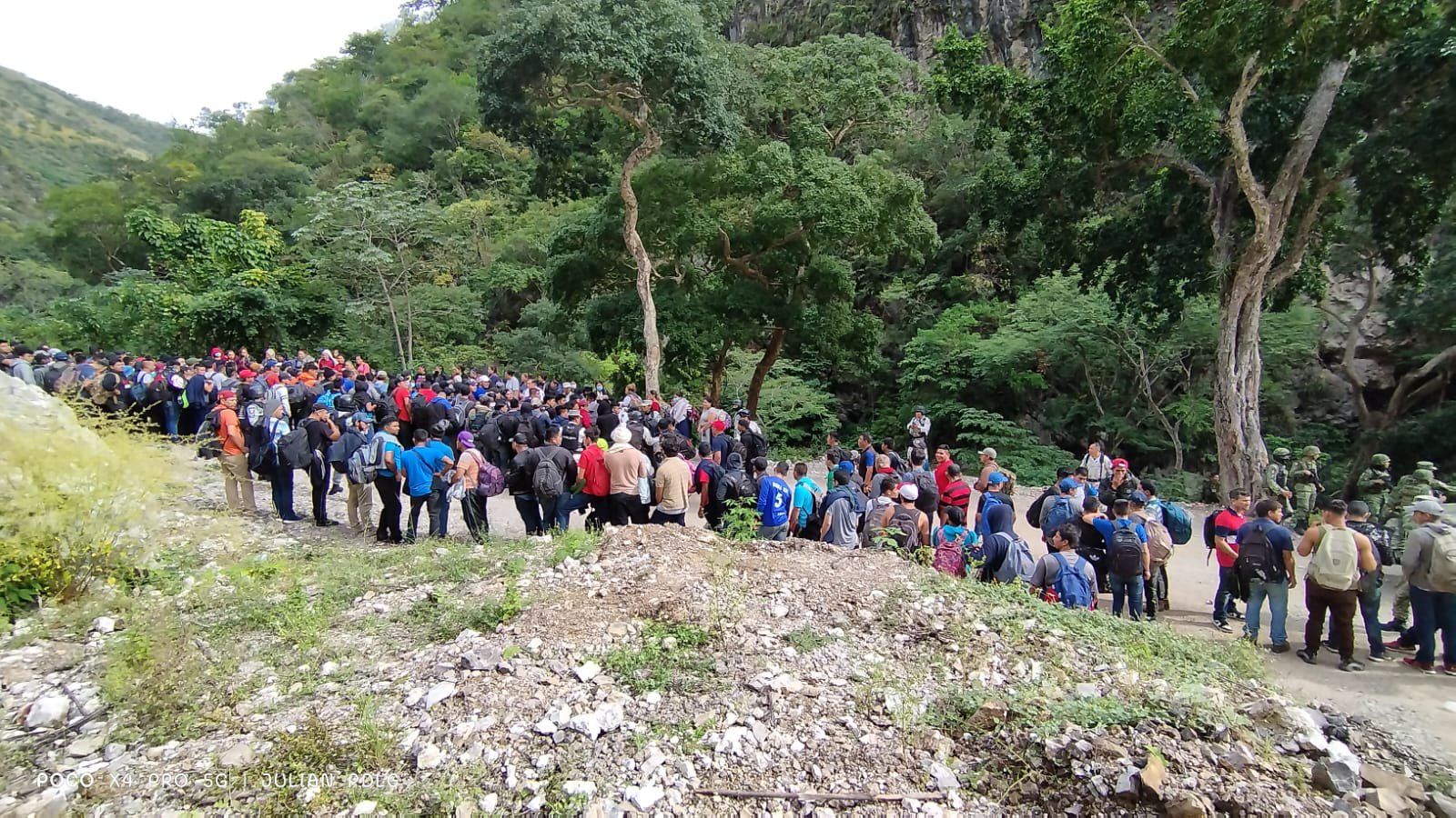 Autoridades mexicanas ubicaron a un grupo de más de 300 migrantes de diferentes nacionalidades en zona montañosa. (Foto Prensa Libre: Instituto Nacional de Migración de México)