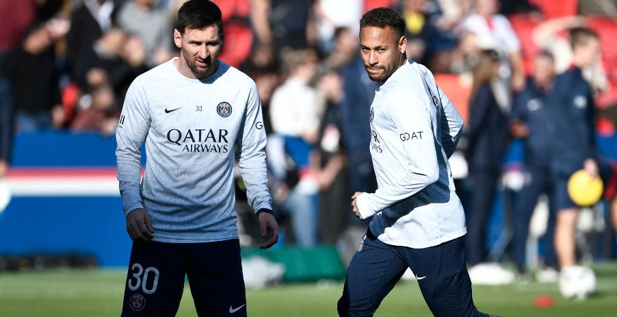 Neymar y Messi son compañeros en el París Saint-Germain. (Foto Prensa Libre: AFP)