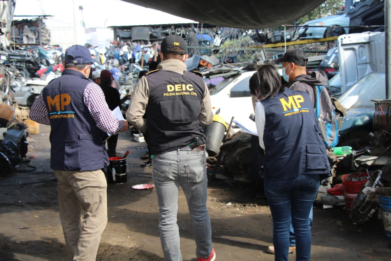 Las fuerzas de seguridad han coordinado más de 400 diligencias de allanamiento en los últimos dos años para detectar vehículos robados. (Foto Prensa Libre: PNC)